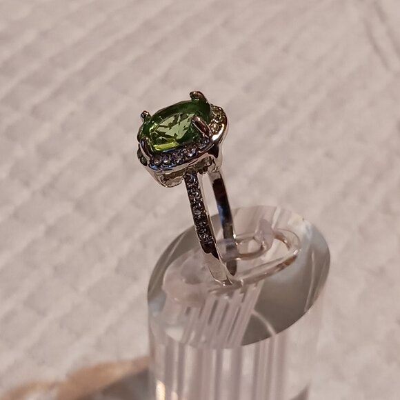 Green Peridot CZ Halo Silver Fashion Ring Size 7 NWOT - Picture 4 of 14